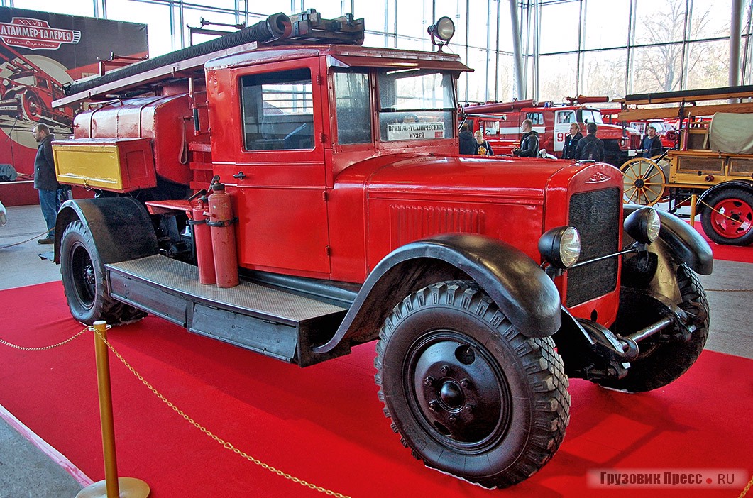 Выпуск [b]ПМЗ-2[/b] на Московском заводе пожарных машин на шасси ЗИС-5 с цистерной на 1500 л и насосом Д-20 начался в 1936 году. Из 6 человек боевого расчёта 4 располагались на открытых лавках за кабиной. Автонасосы в пожарные автоцистерны переделывал ряд предприятий, как завод им. Войкова в Запорожье. «Пожарки» ЗИС-5 сохранились благодаря тому, что с 1950-х их передавали в сёла, где они дожили до 1970-х