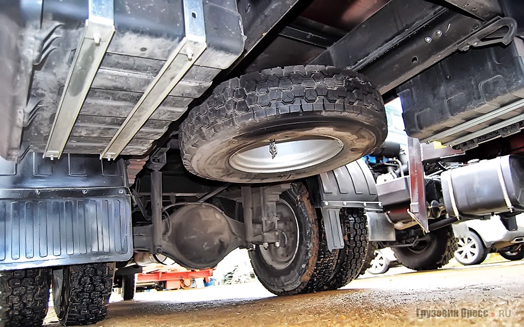 Высокую посадку корейскому грузовику обеспечивают проставки толщиной 100 мм между задним мостом и рессорами