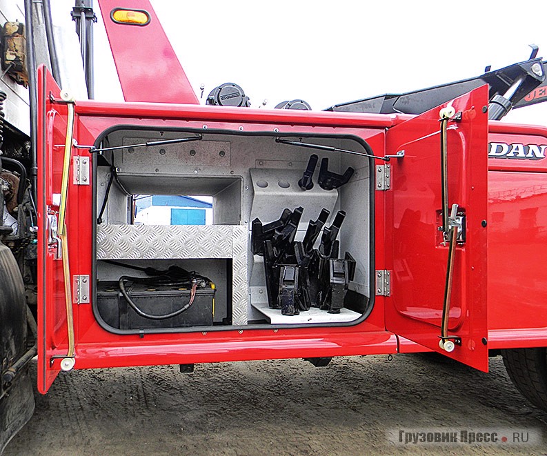 Чтобы компактно скомпоновать оборудование на шасси, специалистам компании «Сарус» пришлось переносить топливный бак, аккумуляторы и воздухозаборник МАЗа