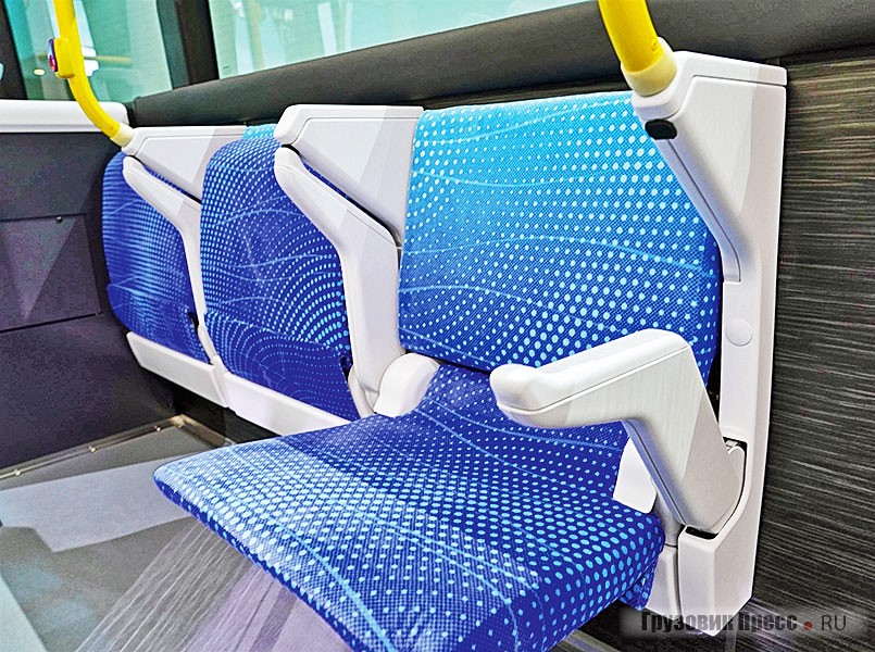 Впервые в Японии применены автоматически складывающиеся боковые сиденья