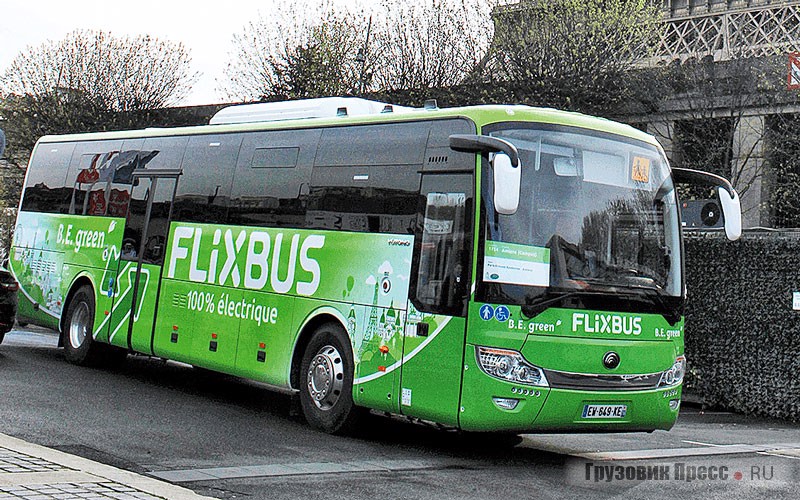 Автобус [b]Yutong ICe[/b] в типичном зелёном фирменном цвете компании Flixbus у подножья Эйфелевой башни