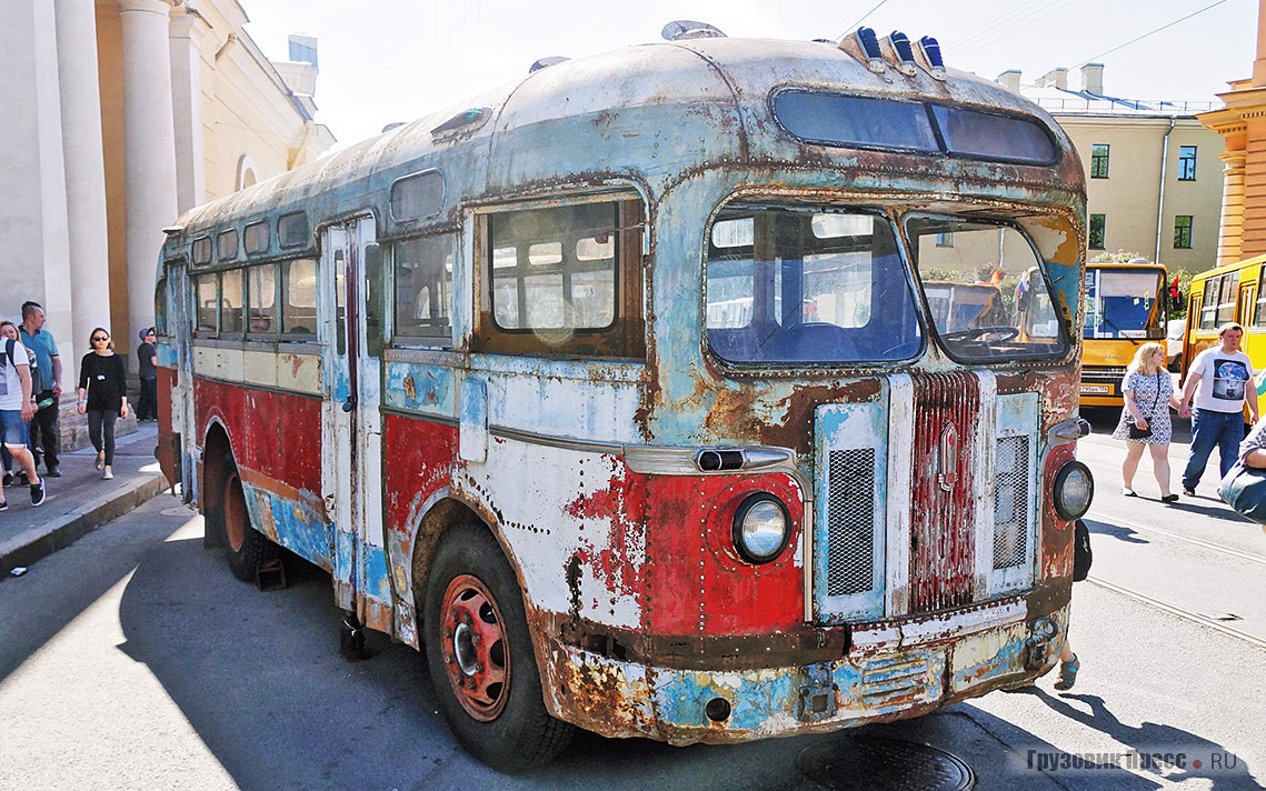 [b]ЗИС-155, 1957 г.[/b] «Пассажиравтотранс», другой пассажирский перевозчик Петербурга, представил свой ЗИС – модели 155, следующего за 154 поколением. Этот автобус 1957 г/в сохранился в ходовом и почти комплектном состоянии в Ставрополе. Всё благодаря водителю, который выкупил автобус после списания в 1990 году, и все эти годы поддерживал его работоспособность собственными силами