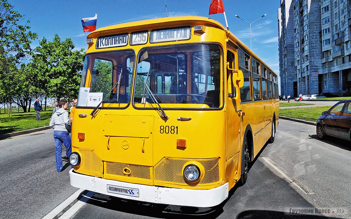 [b]ЛиАЗ-677М, 1998 г.[/b] «Луноход» ЛиАЗ-677М – один из последних классических ЛиАЗов в Петербурге. Эта машина была собрана из «запчастёвого» кузова силами Колпинского автобусного парка, где и работала вплоть до передачи в музей