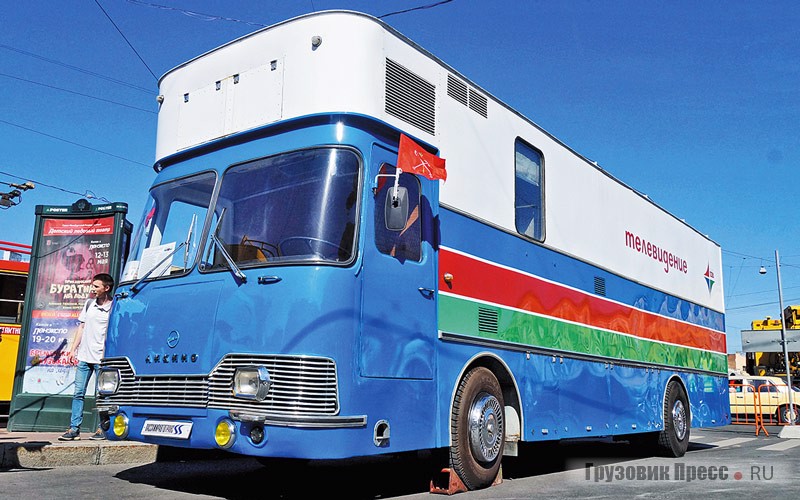 [b]ЛиАЗ-5932 ПТС-ЦТ «Магнолия-80».[/b] Телевизионный спецавтобус служил на параде штабом. Это ещё одна «обновка» Петербургского музея автобусов. Прежде «Магнолия» принадлежала телестудии города Кургана, откуда в 2015 году её выкупил московский бизнесмен. Бизнесмен вложился в полную реставрацию автобуса в родном Ликино-Дулёво, но после вынужден был распродать коллекцию – так, через взаимовыгодный обмен «телеящик» достался «Пассажиравтотрансу»