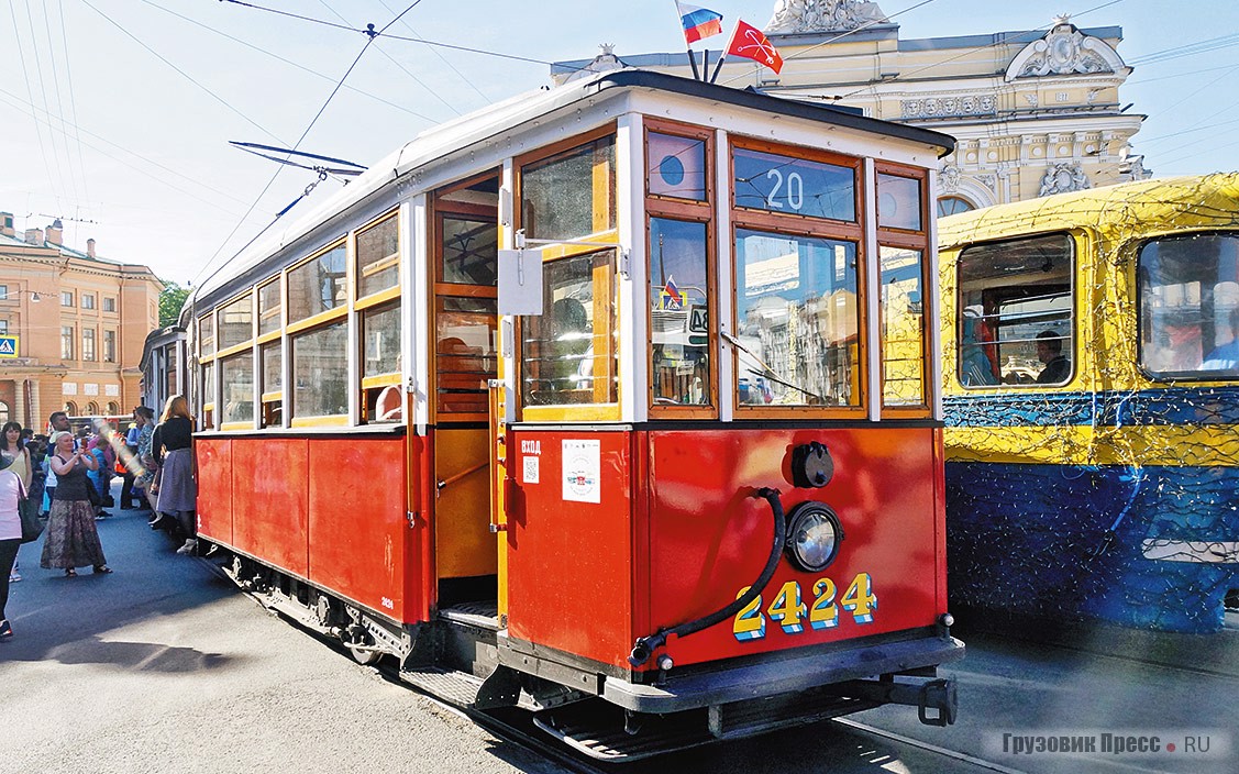 [b]МС-4 (1932 г.) + МСП (1931 г.).[/b] Трамвайный поезд МС-4 (моторный стальной, 4 модификация) и МСП (моторный стальной прицепной) выпускал завод «Красный путиловец» (ныне Кировский завод). Впервые в отечественном трамваестроении на МС применялся стальной кузов с несущей рамой и боковыми стенками. Выпуск МС шёл до 1933 года, а эксплуатация в Ленинграде завершилась в 1968 году