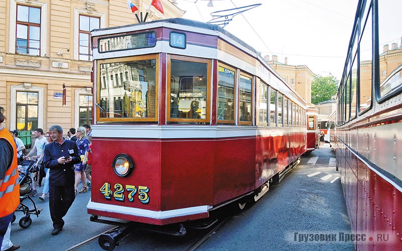[b]ЛМ-33 (1934 г.) + ЛП-33 (1936 г.).[/b] «Американка» – трамвайный поезд из вагонов ЛМ-33 (Ленинградский моторный, образца 1933 года) и ЛП-33 (Ленинградский прицепной). Своё прозвище этот трамвай получил вслед за прообразом – трамвайными вагонами американской фирмы Peter Witt, которые стали образцом для ленинградских инженеров. Первоначально они так и назывались – МА и ПА, т. е. «Моторный американского типа» и «Прицепной американского типа». Такие вагоны эксплуатировались в Ленинграде дольше любых других – 45 лет!