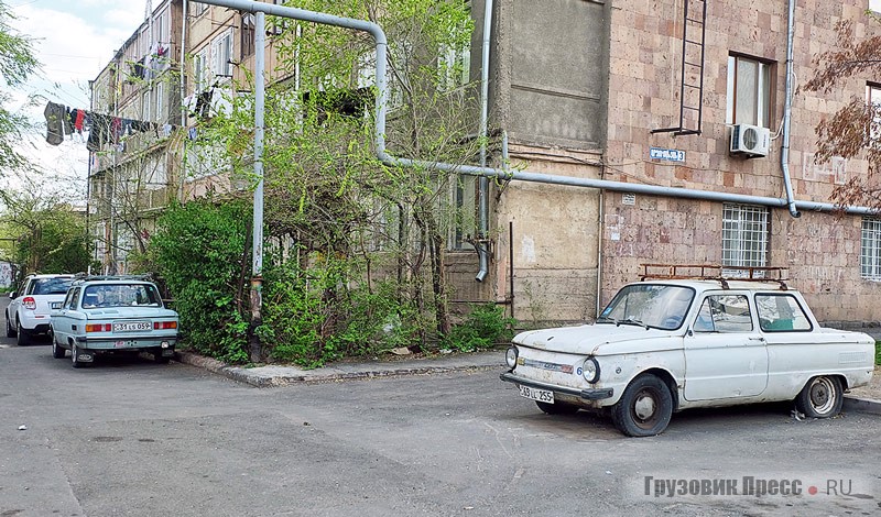 Безухие «Запорожцы» ЗАЗ-968М во дворах около улицы Киевян
