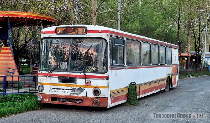 Брошенный автобус Magirus-Deutz 260 L117 в детском парке юго-западного массива