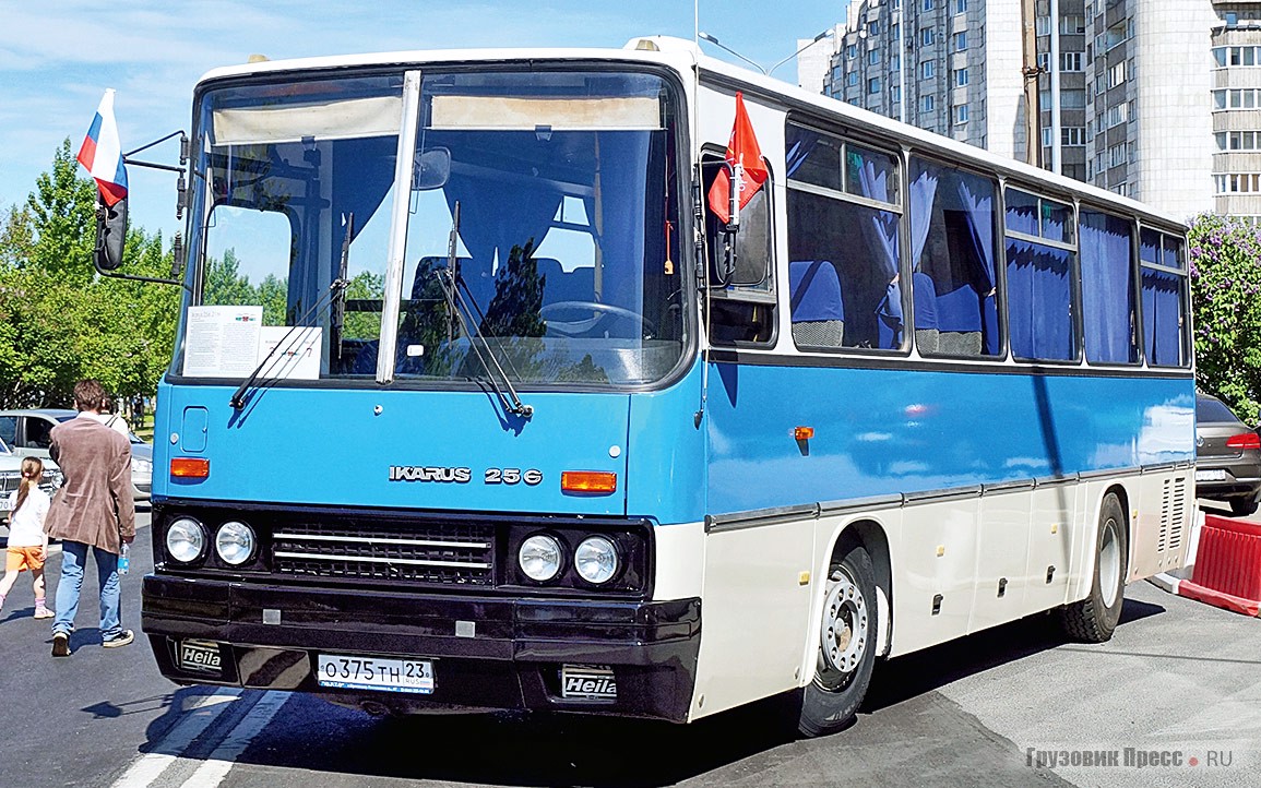 Новичок парада – [b]Ikarus 256.21H[/b] 2000 г.в. из Ростова-на-Дону. Модель «21Н» – последняя генерация серии 256, выпускавшаяся с конца девяностых годов. От предшественника «74» он отличался трансмиссионным горным тормозом.<br />В прошлом эта машина обслуживала санаторий «Газпрома» в Анапе, а теперь принадлежит ростовскому коллекционеру