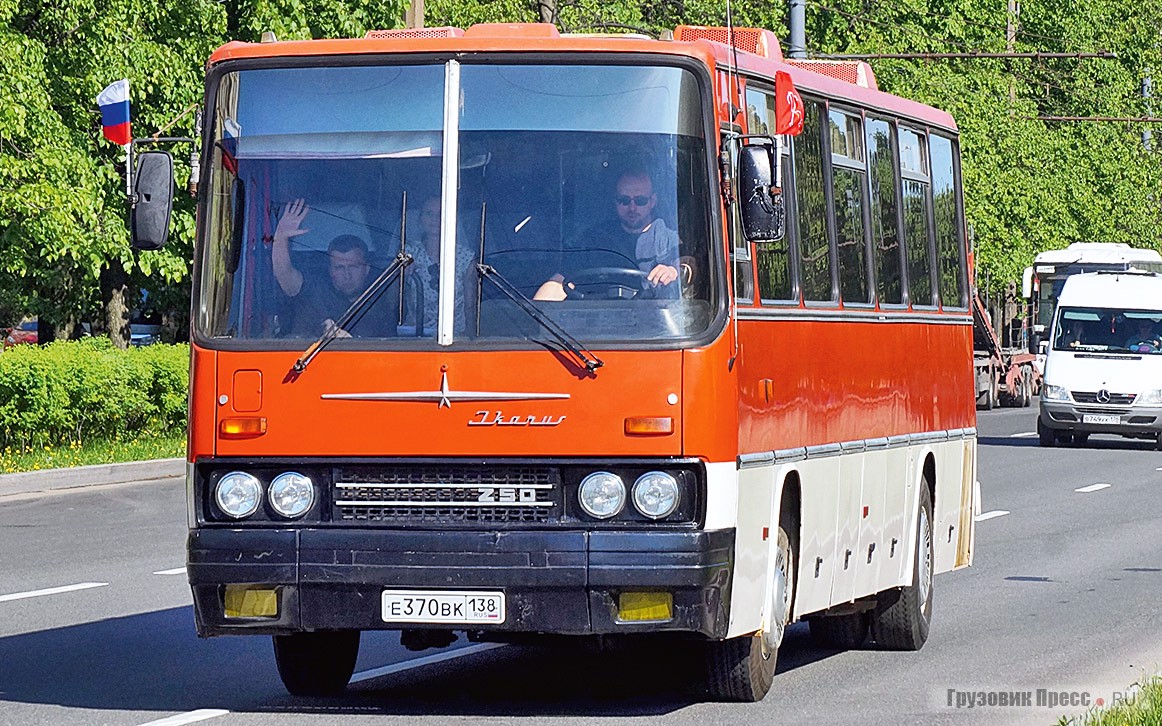 Этот прекрасный [b]Ikarus 250.93[/b] 1990 г.в. прибыл в Санкт-Петербург в прошлом году из Иркутска, где обслуживал служебные развозки авиационного завода, а позднее был заказной машиной. Теперь этот «Аполлон» относится к широко известной коллекции RetroBus из Северной столицы