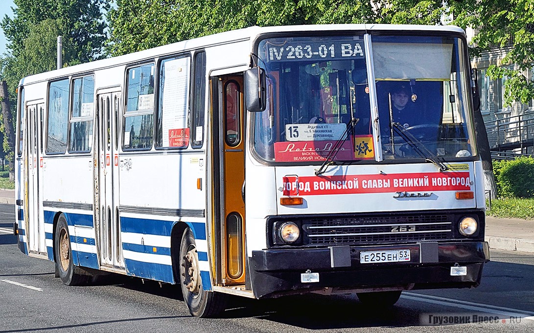 Из Великого Новгорода прибыл традиционный участник – [b]Ikarus 263.01[/b] 1989 года, выпущенный для Германии и получивший дополнительную дверь в базе и «городской» салон в годы работы на маршруте в Тамбове