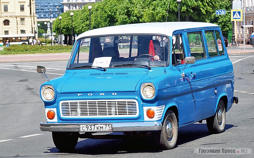 На парад прибыл [b]Ford Transit Mk1[/b] 1975 года – микроавтобус первого поколения, приобретённый в Тульской области…