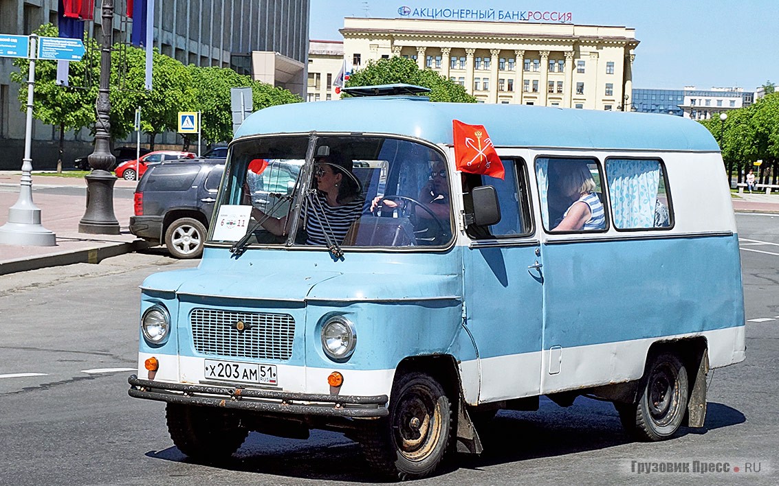 [b]Nysa 522M 1989[/b] <br />Почтили своим присутствием парад и два польских микроавтобуса Nysa 522M от одного и того же петербургского владельца: одна машина 1991 года восстановлена на базе бывшей лаборатории контроля качества воды и привезена из Владимирской области, а другая 1989 года – бывшая грузопассажирская из Мурманска