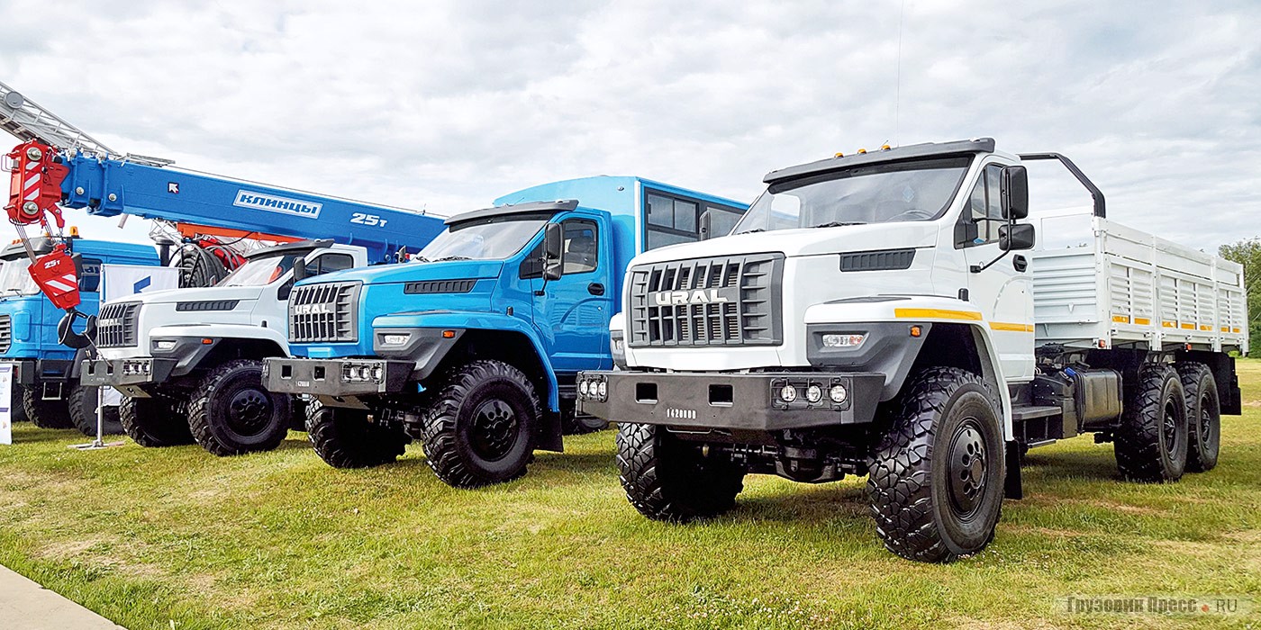 Наряду с машинами для спецслужб и силовых ведомств были представлены и автомобили двойного назначения, среди которых были [b]автокран «Клинцы», вахтовый автобус «Урал-3255-5013-71»[/b] и [b]бортовой автомобиль «Урал NEXT»[/b]