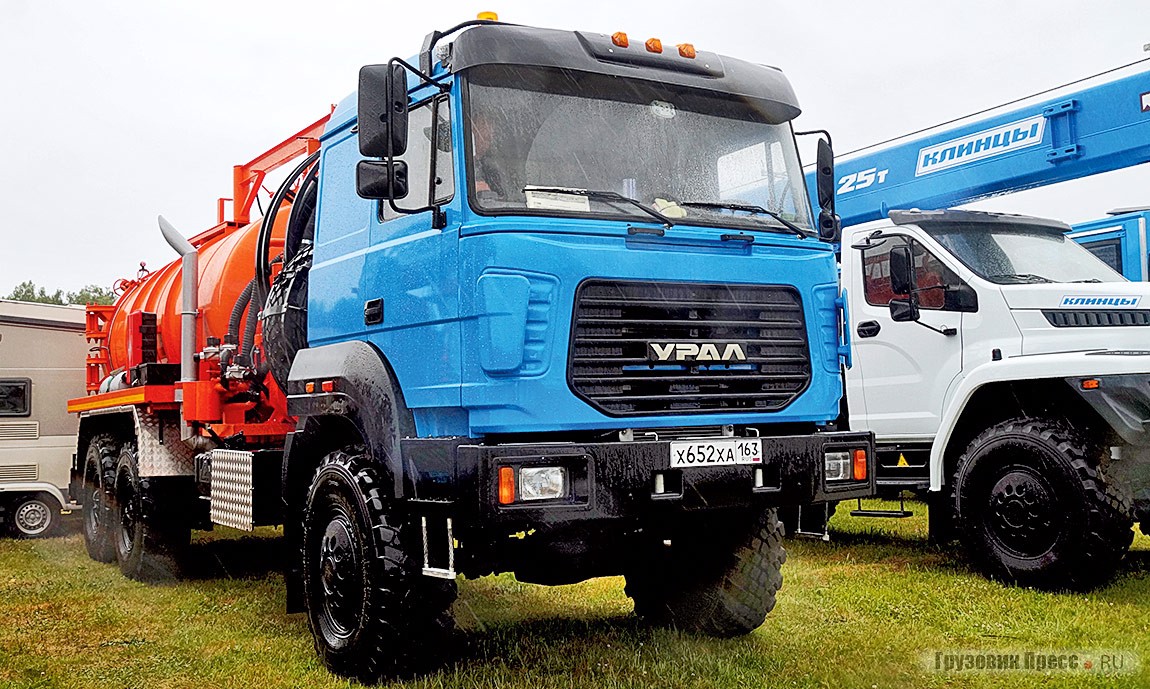 Мобильная вакуумно-нагнетательная установка [b]УВН-5 мод.&nbsp;7074Д4-10[/b] на шасси трёхосного «Урал-М» производства ООО&nbsp;«Челябинский машиностроительный завод» с&nbsp;илососной цистерной