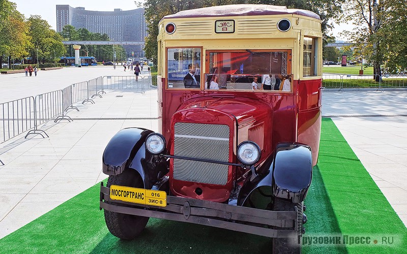 Самый старый экспонат выставки автобус ЗИС-8