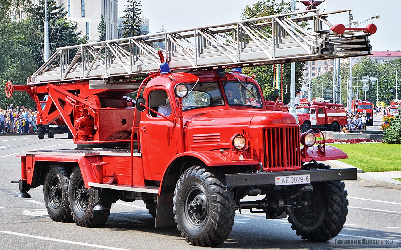 [b]Гидравлическая автолестница АЛГ-30 (157К) Л20 на шасси ЗИЛ-157К (6х6)[/b] – один самых передовых отечественных пожарных автомобилей 1960-х годов. Высота подъёма её лестницы составляла 30 м, на тот момент –  превосходный результат! Важно, что это не реплика, а исторический подлинник в достоверной окраске своего времени