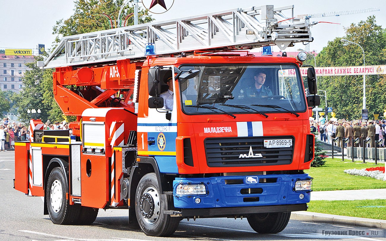 А это современный аналог – [b]АЛ-30(5340) на шасси МАЗ-5340B2-425-013 (4х2)[/b] производства «ПожСнаб» для районов с невысотной застройкой. Максимальный вылет лестницы от оси вращения подъёмно-поворотного устройства с максимальной нагрузкой на вершине 16 м. Автолестница несёт дежурство в г. Молодечно
