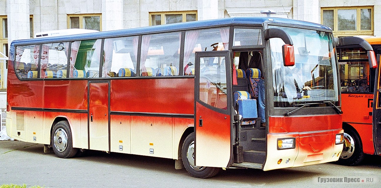 [b]«Богдан А-145»[/b] был изготовлен в единственном экземпляре. Его презентация состоялась весной 2004 г. на автосалоне SIA-2004. Автобус представлял собой туристский высокопалубник. «Турист» имел длину 9,6 м, салон новинки рассчитан на 39 мест. Мотор – 8,2-л дизель мощностью 200 л.с.