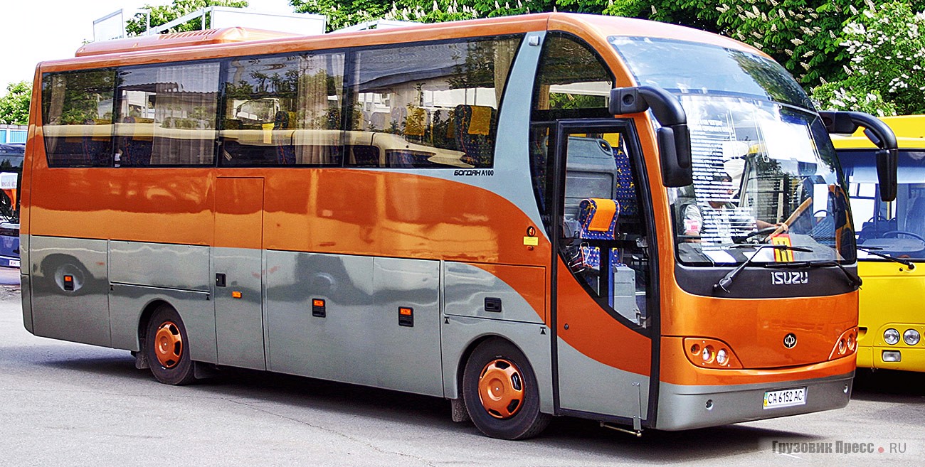 Выпущенный в единственном экземпляре в 2005 г. туристский высокопалубный автобус [b]«Богдан А-100»[/b] длиной 8,7 м был оборудован 34 креслами и багажными отсеками на 6 м[sup]3[/sup]. Рядный 4,7-литровый 146-сильный двигатель от Isuzu NQR