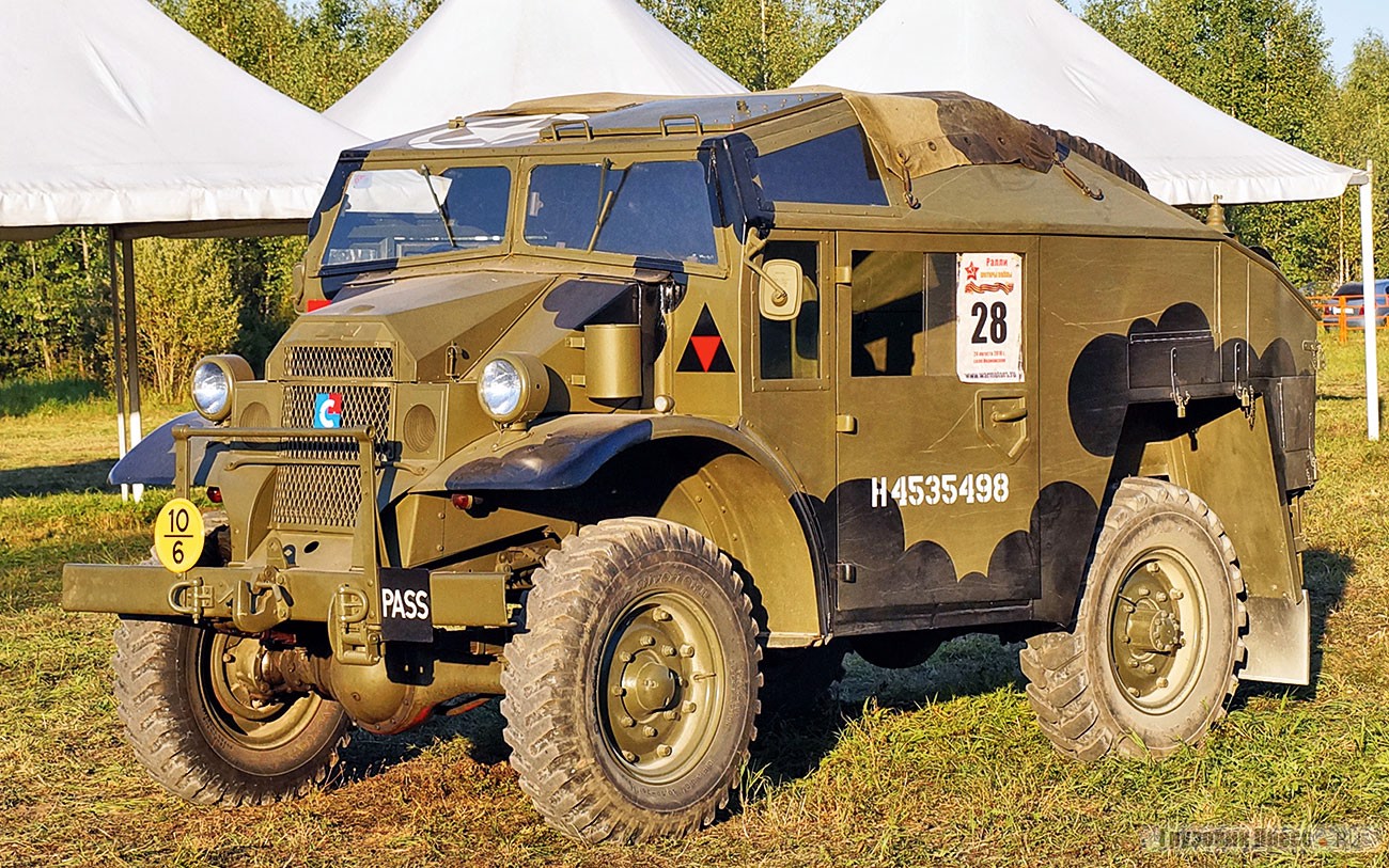 Этот праворульный [b]Chevrolet 84-40/CGT FAT[/b] выпущен в канадской Ошаве на заводе General Motors специально для Великобритании. В Англии, до импорта в Россию, этот экземпляр прославился в военных ралли в Дюксфорде и других графствах