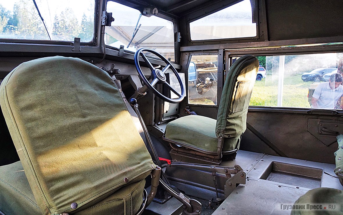 Этот праворульный [b]Chevrolet 84-40/CGT FAT[/b] выпущен в канадской Ошаве на заводе General Motors специально для Великобритании. В Англии, до импорта в Россию, этот экземпляр прославился в военных ралли в Дюксфорде и других графствах