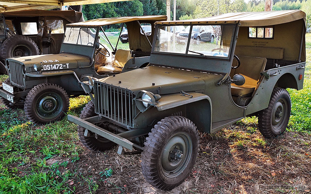 [b]Bantam BRC40[/b] – первые, одни из самых экзотичных и малочисленных американских джипов Второй мировой тиражом 2675 шт. Больше половины из выпущенных в 1941 году 2062 машины были отправлены в Англию, а оттуда около тысячи отгрузили в СССР. Осенью 1945-го «бантики» обслуживали, в частности, охрану советской делегации на Нюрнбергском трибунале. Конкурсный командный родстер BRC конструкции Карла Пробста с двумя управляемыми мостами Studebaker, разработанный для American Bantam, министерство обороны США одобрило ещё в июле 1940 года. Но у маленькой компании из Батлера (шт. Пенсильвания) просто не хватило финансов и мощностей для организации огромного подряда в десятки тысяч машин. Правительственный оборонзаказ со всей технической документацией пришлось отдать другим конкурсантам (Willys-Overland и Ford Motor Co.) по принципу «всё или ничего». Утешительный приз за упущенную выгоду American Bantam получила в виде заказа на прицепы T-3, которые должен был целиком выпускать Willys-Overland. В рамках программы военной мобилизации Willys и Ford взяли конструкцию Bantam как есть, с вменённой задачей облегчить и упростить её для массового производства. Всего за годы войны в США было выпущено более 640 тысяч стандартизированных джипов Ford GPW, Willys MA и Willys MB (на заднем плане)