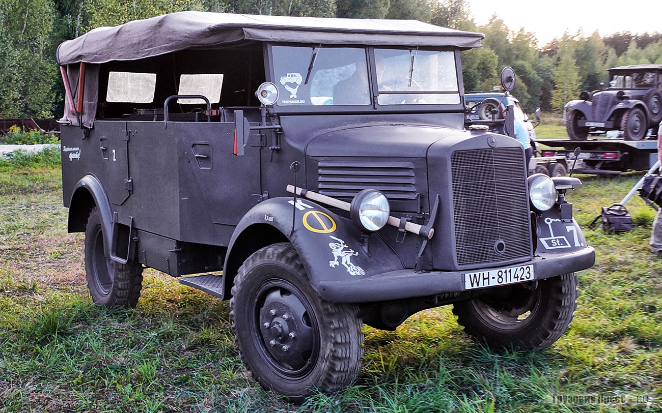 [b]Вездеход Mercedes-Benz L1500A[/b], созданный на базе лёгкого полуторатонного грузовика Mercedes-Benz L1500, – едва ли не самая большая легковушка в Вермахте, его сухая масса более 2,3 т. Внедорожник получил кузов с трёхрядной планировкой на 8 человек, а также переднюю ведущую ось. Подвеска обеих осей на продольных рессорах делала машину надёжной на любом бездорожье в отличие от более прогрессивной техники немецких конкурентов. Одна из пяти машин, сохранившихся в мире и одна в России, представлена проектом «Трофейные машины»