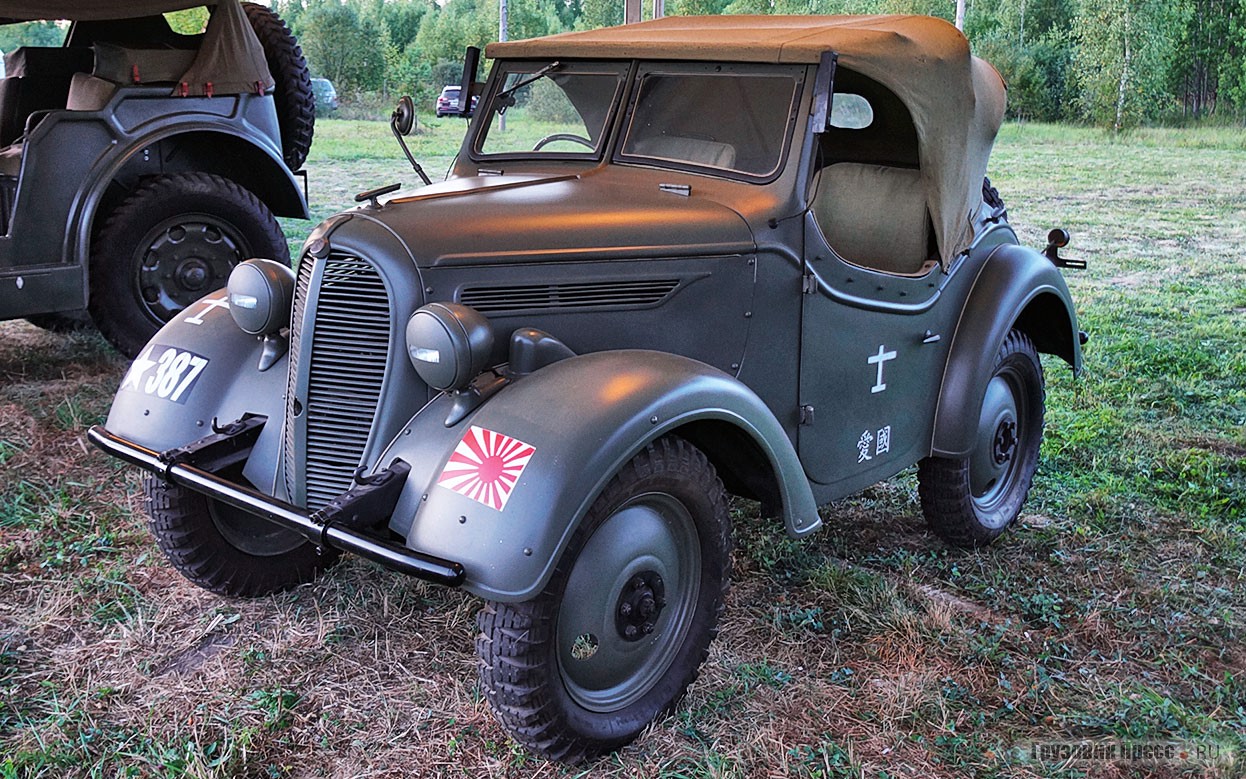 Вне сомнения, самый необычный экспонат – японский компактный [b]разведывательный автомобиль Kurogane Type 95[/b], по прозвищу Yonki, известен у нас как «Чёрная Медаль». Внедорожник с карбюраторным мотором воздушного охлаждения выпускала компания Nihon Nainenki Kurogane с 1936 по 1944 год. В 1962-м она вошла в состав Nissan. Первый и единственный на тот момент внедорожник императорской армии, разработанный самими японцами, применялся в Северном Китае и Маньчжурии, и немалое число было захвачено в боях у озера Хасан и при Халхин-Голе. Из пяти дошедших до наших дней «Курогана» три осели в России. Два других находятся в США и Японии (последний восстановлен из частей, полученных в России)