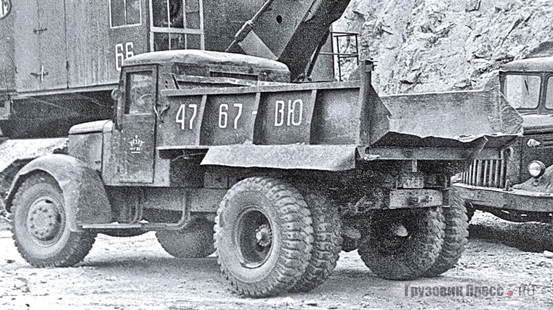 МАЗ-205, № вю 47-67 с кузовом, переделанным в совковый, в Уйском карьере загружается скальной породой для строительства Саяно-Шушенской ГЭС. Укомплектован шинами И-236 г. Саяногорск, Хакасская АО. Конец 1960-х гг.