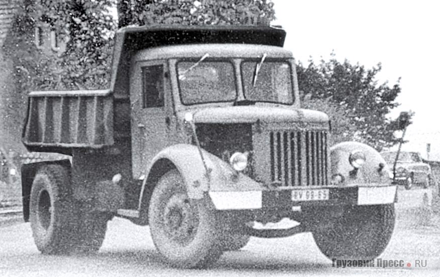 Самосвал МАЗ-205 образца 1960–1965 гг. в эксплуатации в ГДР в конце 1960-х гг. Кузов переоборудован в ковшовый и снабжён козырьком над кабиной