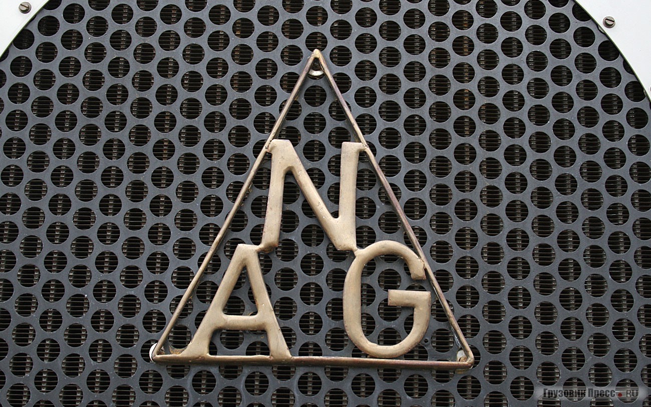 Этот [b]NAG Hauber 1911 г. в.[/b] до 1979-го по дорогам Аргентины наездил свыше 1 млн. км. На нем сохранился 4-цилиндровый 7,5-литровый дизель мощностью 45 л.с. (при 1000 мин[sup]–1[/sup]). Снаряженная масса машины составляла 3860 кг. КП – 4-ступенчатая механическая с конусным сцеплением с кожаными накладками и цепным приводом. Был оборудован с горным тормозом – штырем, который упирали в землю при остановках на уклонах. Литые шины на грузовике оригинальные