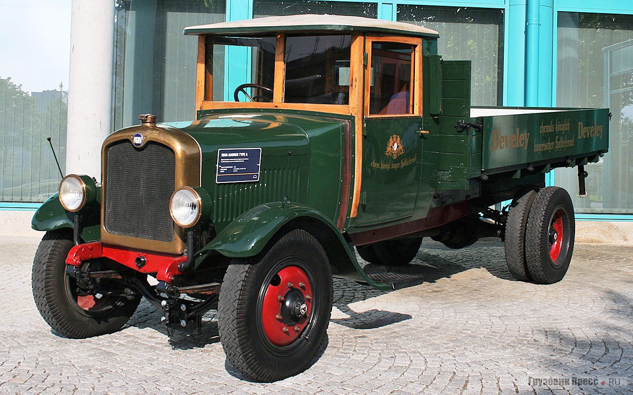 Праворульный 4-тонный [b]MAN-Saurer Type A 1923 г.[/b] с карданным приводом комплектовали 4-цилиндровым 50-сильным дизелем рабочим объемом 8138 см[sup]3[/sup], агрегатированным с 4-ступенчатой механической КП. На отреставрированном автомобиле резина не оригинальная