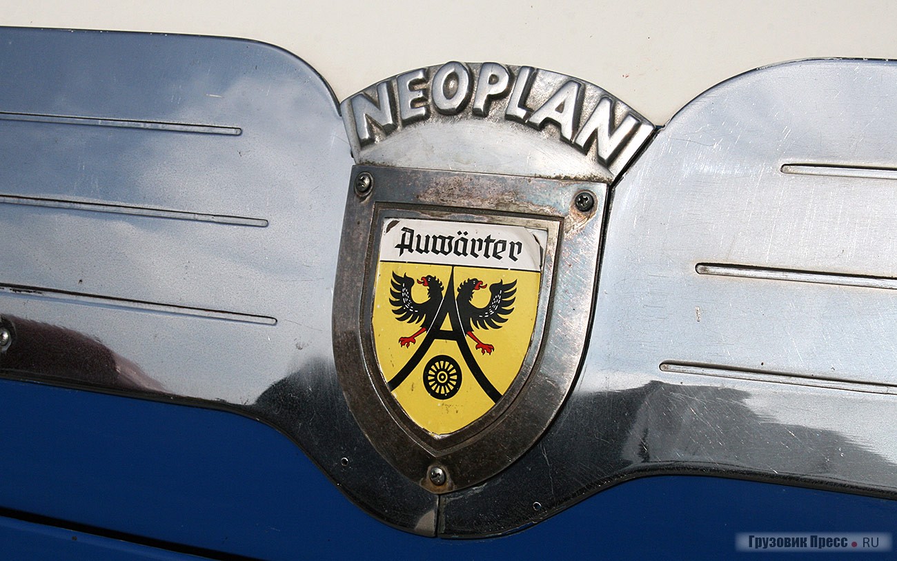 Первый автобус Готлоба Аувертера [b]Neoplan SH8[/b] с 29-местным несущим кузовом и мостами Magirus выпускали в Пилстинге с 1954 г. Он принадлежит Auwärter Museum Stuttgart. Оснащали 6-цилиндровым 116-сильным дизелем рабочим объемом 6130 см[su]3[/sup]. Полная масса 6 т. Габаритные размеры 9520х2400х2850 мм