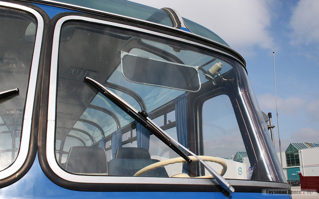 Первый автобус Готлоба Аувертера [b]Neoplan SH8[/b] с 29-местным несущим кузовом и мостами Magirus выпускали в Пилстинге с 1954 г. Он принадлежит Auwärter Museum Stuttgart. Оснащали 6-цилиндровым 116-сильным дизелем рабочим объемом 6130 см[su]3[/sup]. Полная масса 6 т. Габаритные размеры 9520х2400х2850 мм