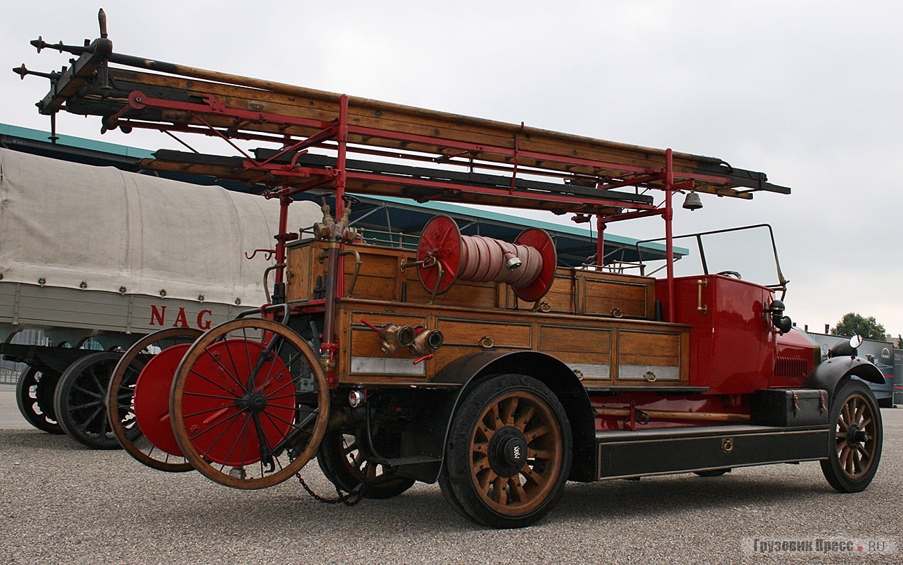 [b]Пожарный автомобиль MAN LF10 1921 г.[/b] со специальным оборудованием Magirus. Производительность водяного насоса – 1000 л/мин, предельная дальность подачи струи – 80 м. Под капотом стоял 4-цилиндровый 55-сильный дизель рабочим объемом 7427 см[sup]3[/sup]. Снаряженная масса автомобиля была равна 5,2 т. Данный экземпляр был в Аугсбурге на ходу с 1921 по 1983 г.