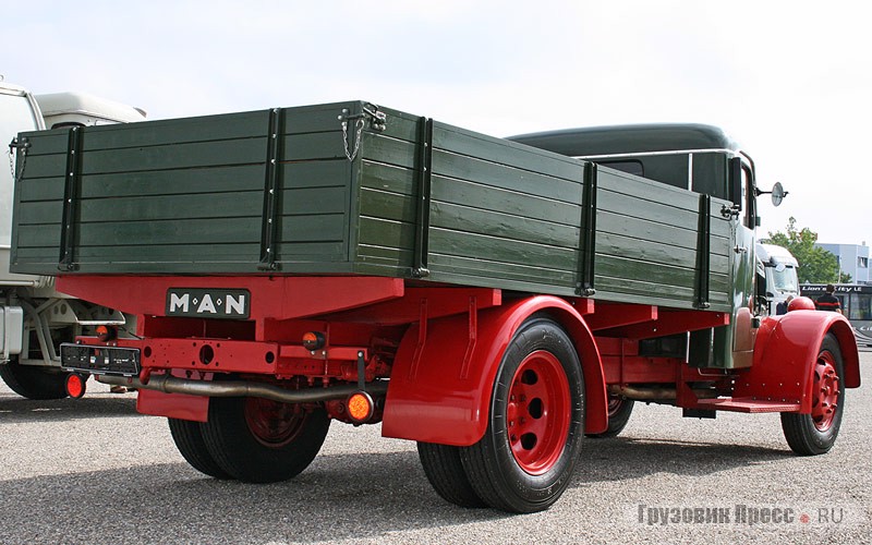 [b]MAN Bonnet Truck E2 (E 3000)[/b] с серийным номером 82 244 был выпущен в 1940-м в Мюнхене. Имел трехместную металлическую кабину, снаряженную массу 2200 кг и полную массу 5800 кг. Оснащали его 4-цилиндровым двигателем D0534G рабочим объемом 4503 см[sup]3[/sup] мощностью 70 л.с. (52 кВт). Длина – 6000 мм, ширина – 2130 мм, высота – 2100 мм. Грузовик выкуплен 22 октября 1980 г., отреставрирован в 1991–1992 гг.