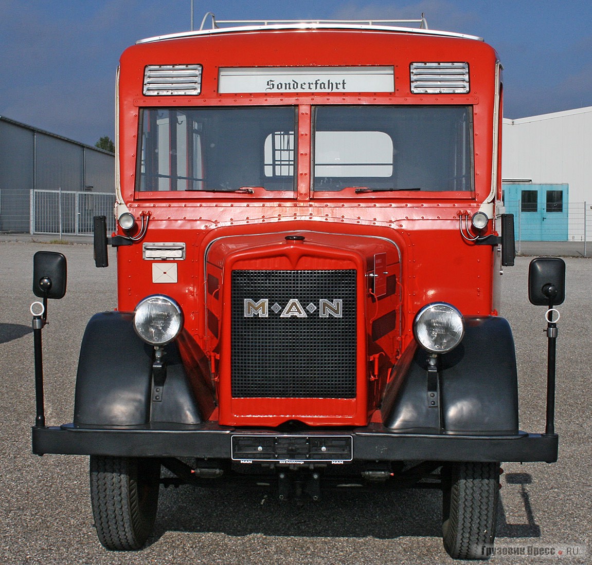 22-местный [b]автобус 1936 г. MAN Omnibus Z1[/b] почтового ведомства Германии Deutsche Reichpost с цельнометаллическим кузовом создан на шасси грузовика. Под капотом устанавливали 6-цилиндровый двигатель, развивавший 80 л.с. Снаряженная масса автобуса сравнима с «Валдаем» – 4968 кг