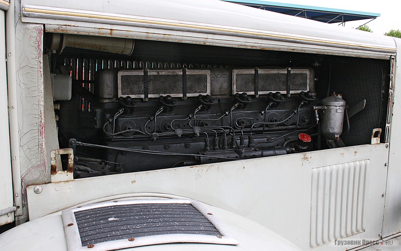 [b]Мусоровоз MAN F4[/b] целиком построен на заводе в Нюрнберге в 1937 г. Вместимость кузова составляет 10 м[sup]3[/sup], загрузочный механизм Zöller гидравлический, с приводом от рядной 15-сильной «шестерки» рабочим объемом 9498 см[sup]3[/sup]. Грузоподъемность базового шасси 6,5 т, полная масса 9,5 т