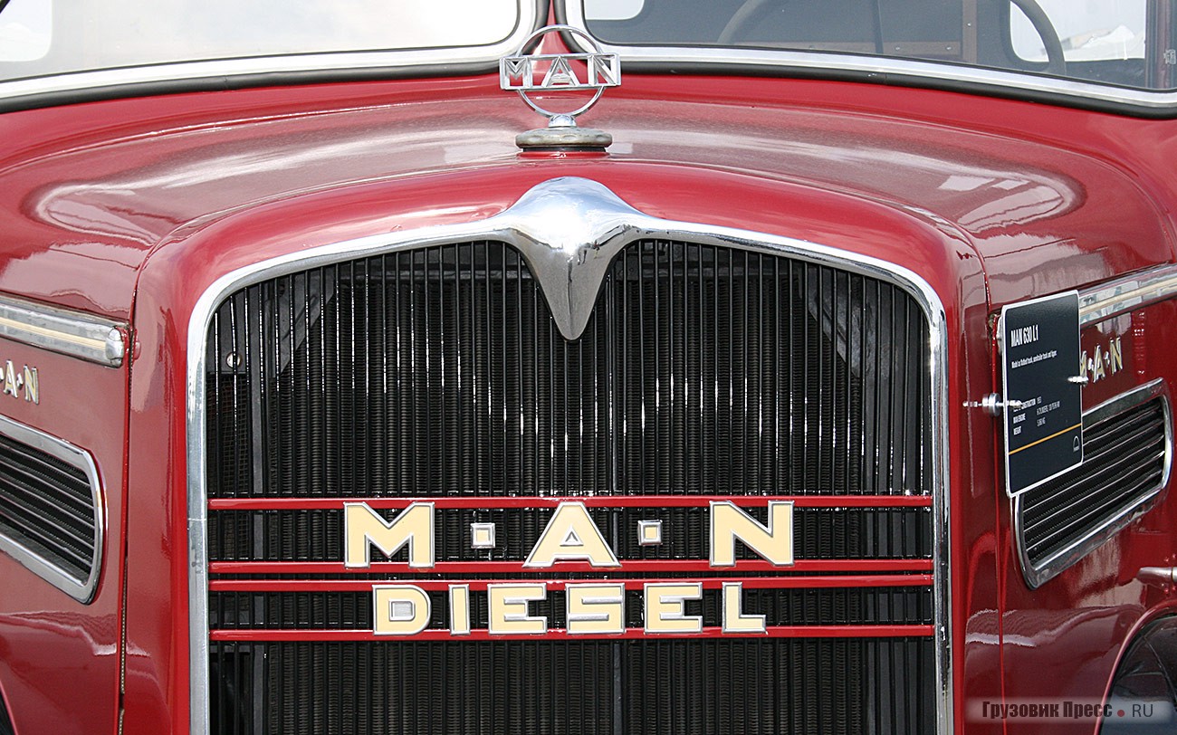 Среднетоннажник (полная масса 5,86 т) [b]MAN 630 L1[/b] 1953 г. использовали в том числе и с самосвальной платформой. Для него предназначался 6-цилиндровый 130-сильный дизель. Спрос на него был таким высоким, что производственных мощностей завода в Нюрнберге уже не хватало. Кстати, к 1959 г. серия L включала 25 базовых шасси грузоподъемностью 4,0–8,5 т с моторами серии М мощностью от 100 до 160 л.с.