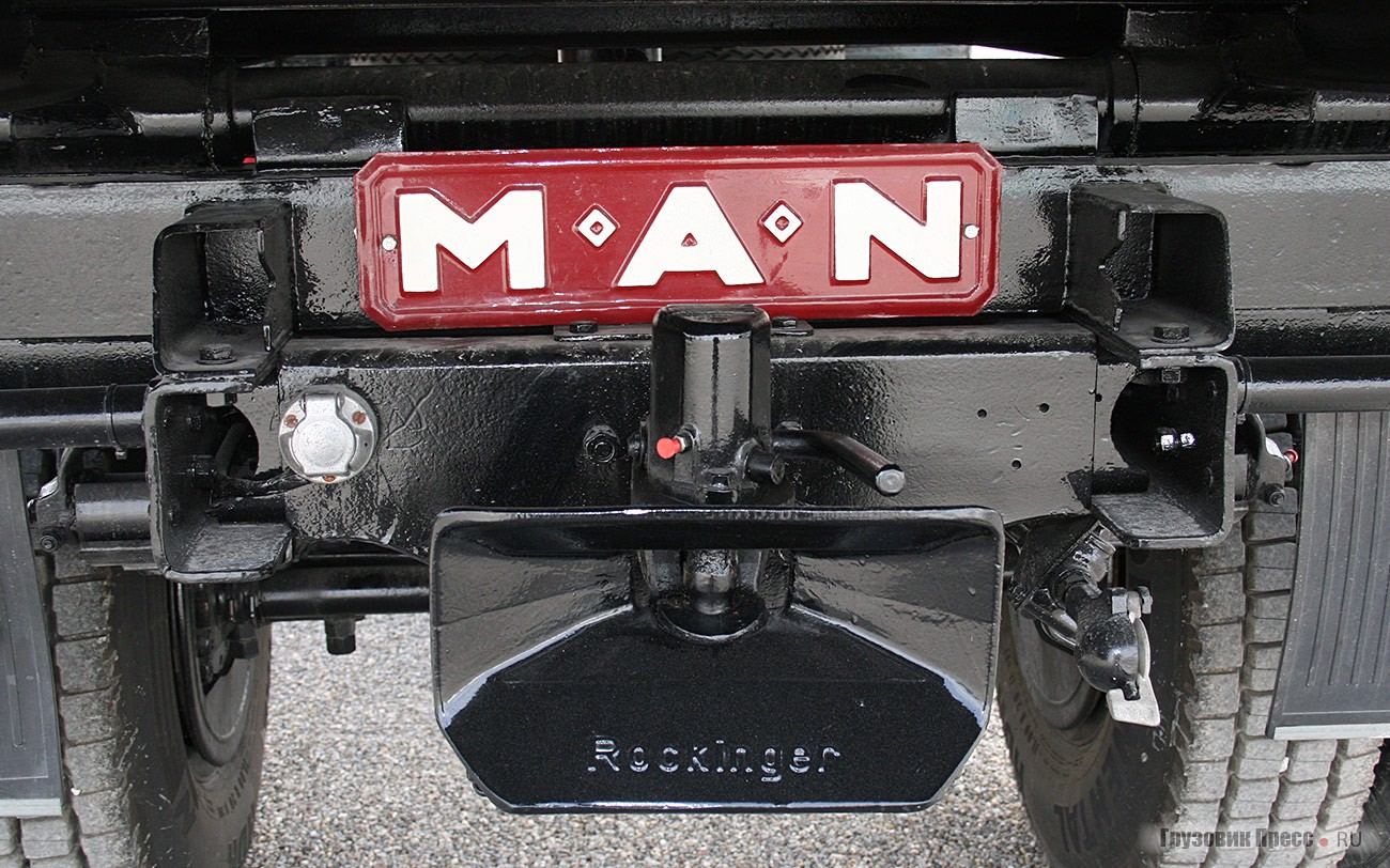 Среднетоннажник (полная масса 5,86 т) [b]MAN 630 L1[/b] 1953 г. использовали в том числе и с самосвальной платформой. Для него предназначался 6-цилиндровый 130-сильный дизель. Спрос на него был таким высоким, что производственных мощностей завода в Нюрнберге уже не хватало. Кстати, к 1959 г. серия L включала 25 базовых шасси грузоподъемностью 4,0–8,5 т с моторами серии М мощностью от 100 до 160 л.с.