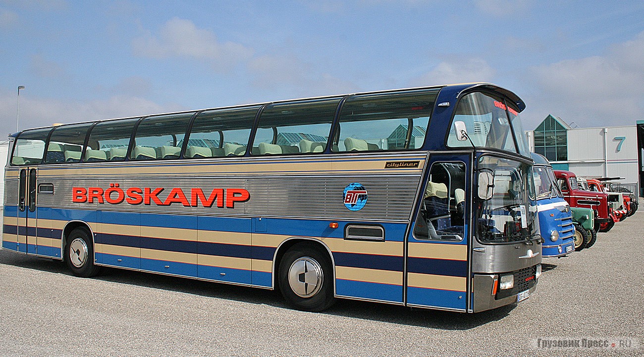 [b]Neoplan Cityliner N116[/b] – первый суперхохдекер в Европе. На туристский лайнер полной массой 11,9 т устанавливали 6-цилиндровый двигатель Henschel рабочим объемом 11 940 см[sup]3[/sup] и мощностью 230 л.с. Габаритные размеры 12 000х2500х3460 мм. Лайнер серийно выпускали с 1971 г., он был флагманом многих транспортных операторов Европы. Данный экземпляр принадлежал фирме Bröskamp из Харзевинкеля