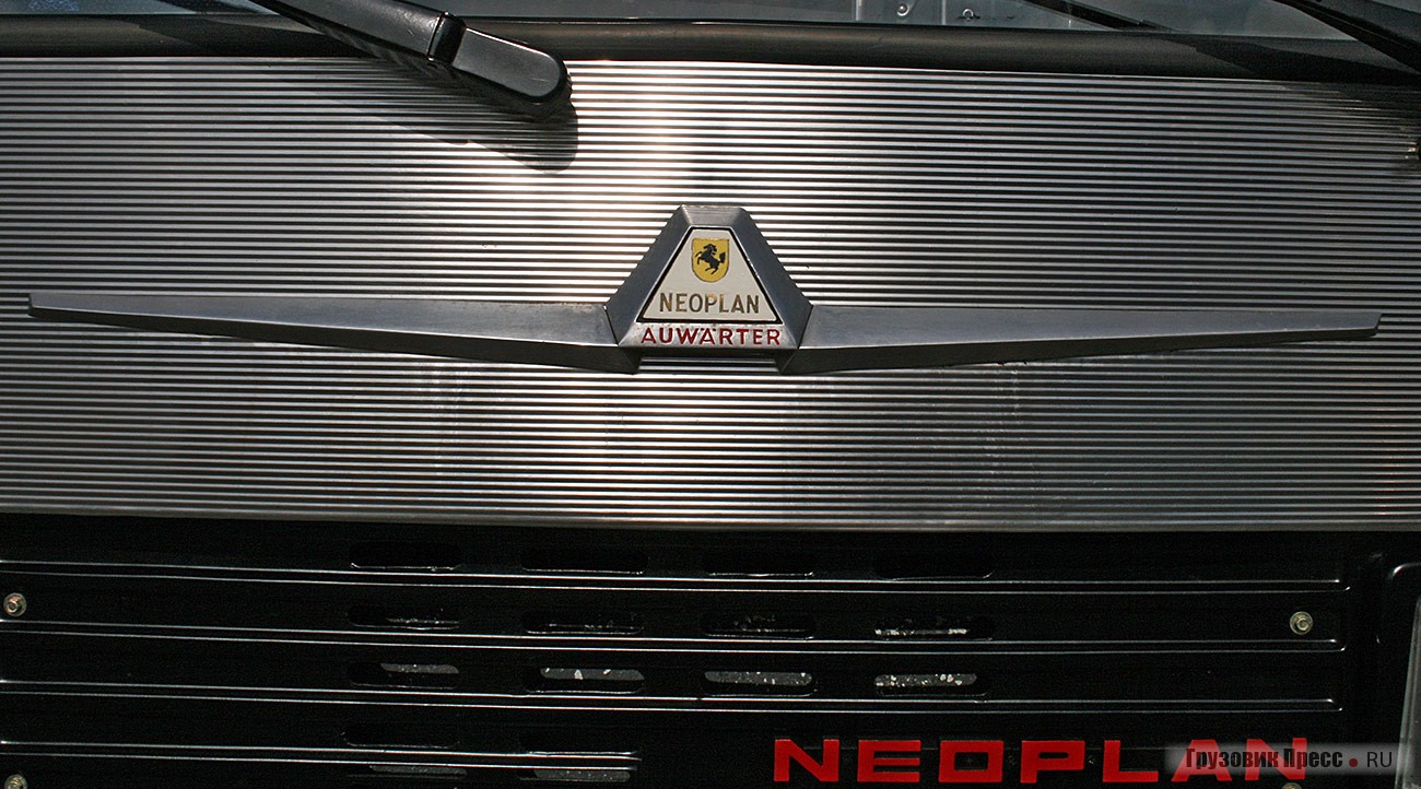 [b]Neoplan Cityliner N116[/b] – первый суперхохдекер в Европе. На туристский лайнер полной массой 11,9 т устанавливали 6-цилиндровый двигатель Henschel рабочим объемом 11 940 см[sup]3[/sup] и мощностью 230 л.с. Габаритные размеры 12 000х2500х3460 мм. Лайнер серийно выпускали с 1971 г., он был флагманом многих транспортных операторов Европы. Данный экземпляр принадлежал фирме Bröskamp из Харзевинкеля