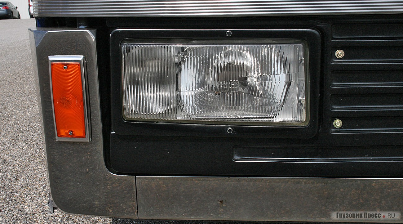 [b]Neoplan Cityliner N116[/b] – первый суперхохдекер в Европе. На туристский лайнер полной массой 11,9 т устанавливали 6-цилиндровый двигатель Henschel рабочим объемом 11 940 см[sup]3[/sup] и мощностью 230 л.с. Габаритные размеры 12 000х2500х3460 мм. Лайнер серийно выпускали с 1971 г., он был флагманом многих транспортных операторов Европы. Данный экземпляр принадлежал фирме Bröskamp из Харзевинкеля