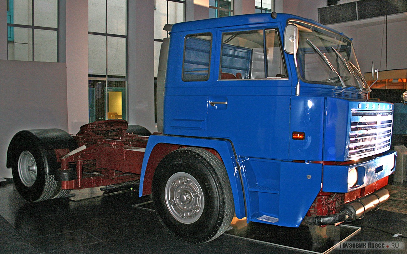 Грузовик [b]Büssing Commodore S16-210[/b] с атмосферным дизелем был произведен на заводе Büssing в 1965 г. Позже завод в 1971 г. был выкуплен компанией MAN и эмблема со львом перекочевала на грузовики MAN. Рядный 6-цилиндровый дизель рабочим объемом 11 580 см[sup]3[/sup] развивал мощность 210 л.с. при 2100 мин[sup]–1[/sup]. Эти машины до 1979 г. выпускали в Зальцгиттере под маркой MAN-Büssing. Экспонируют их в помещении музея, на улице не выставляют