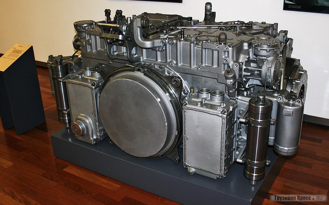 1985 г. [b]Автоматическая трансмиссия HSWL 354[/b] использовалась бундесвером на тяжелых немецких танках Leopard II А5, основных боевых танках Leopard S122, ремонтно-эвакуационных машинах Büffel, оборудованных дизельными и газотурбинными двигателями. При длине 1040 мм, ширине 1720 мм и высоте 780 мм устанавливалась на военную технику с передним и кормовым приводом, имела электронное управление. Была способна развивать максимальную мощность 1100–1700 л.с. (900–1300 кВт). Имела 4 передачи переднего хода и 4 – заднего хода