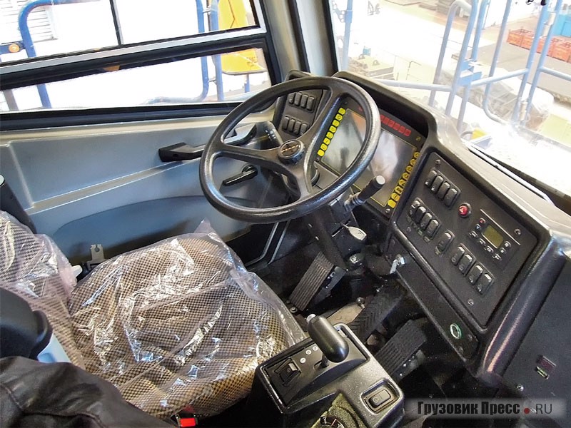 Интерьер кабины и органы управления БелАЗ-75710 мало чем отличаются от дорожного грузовика