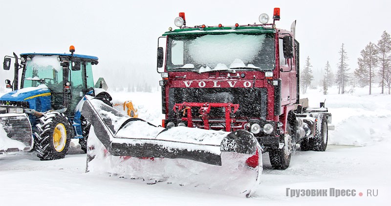 Этот заслуженный Volvo F12 по сей день тянет лямку на заснеженных дорогах Лапландии