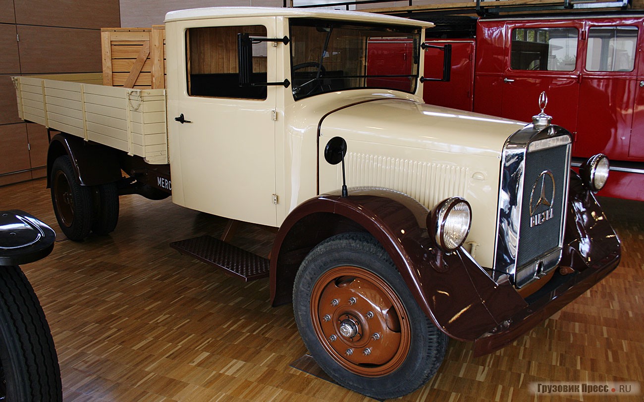 [b]Mercedes-Benz LO 2000 (4х2), 1935 г.[/b] <br />Представитель недорогой гаммы для внутригородских перевозок появился сразу после кризиса конца 20-х годов. Довоенный грузовик грузоподъемностью 2 т. Использовался как в народном хозяйстве, так и в армии. На него монтировали 4-цилиндровый двигатель OM 59 рабочим объемом 3744 см[sup]3[/sup] мощностью 55 л.с. Примечательно, что мотор был унифицирован для использования на дизельном топливе и бензине. Дизельный потреблял 13 л/ 100 км, а бензиновый – 22 л/ 100 км. Как и на большинстве машин той поры, руль был справа.