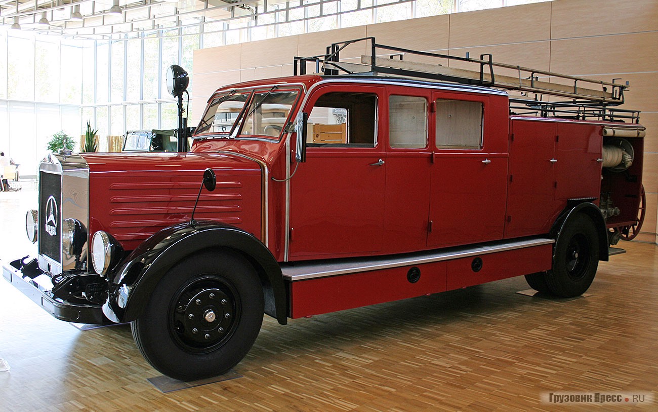[b]Mercedes-Benz L3750 (4х2), 1939 г.[/b] <br />Появившись в серии накануне Второй мировой войны, в дальнейшем он не раз участвовал в тушении пожаров, вызванных бомбежками союзной авиации. Грузоподъемность 3750 кг. При собственной массе 4500 кг он перевозил в цистерне 1500 л воды, а бортовой насос производительностью 2500 л/ мин был способен выбрасывать струю воды на высоту 80 м. Под капотом размещали 6-цилиндровый рядный 100-сильный дизельный двигатель OM 67 рабочим объемом 7270 см[sup]3[/sup]. Вся бригада брандмейстеров размещалась в удлиненной сдвоенной кабине.